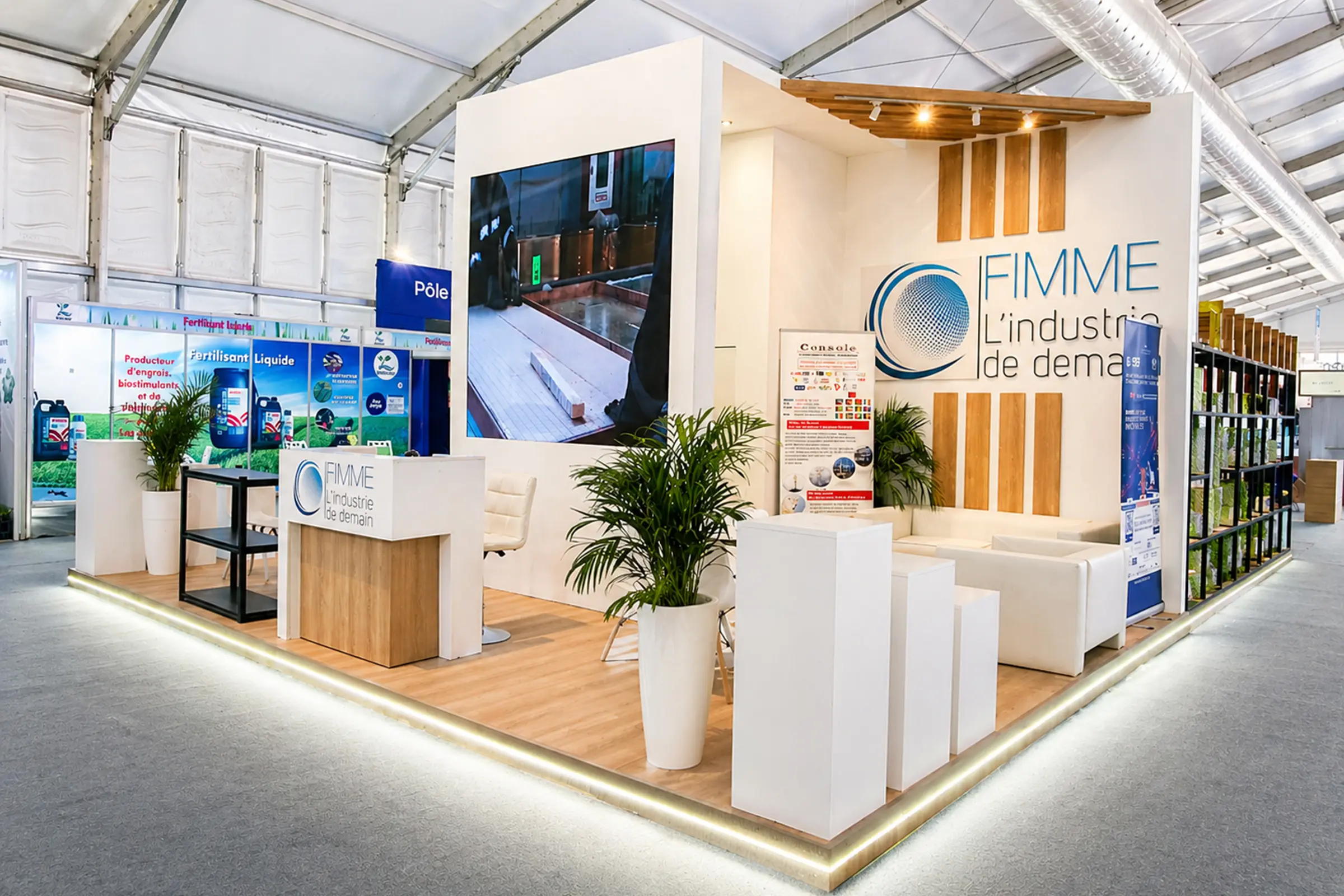 Stand de la FIMME au SIAM Meknès 2026, vue extérieure en angle, architecture moderne avec éclairage LED et espaces d’accueil professionnels 