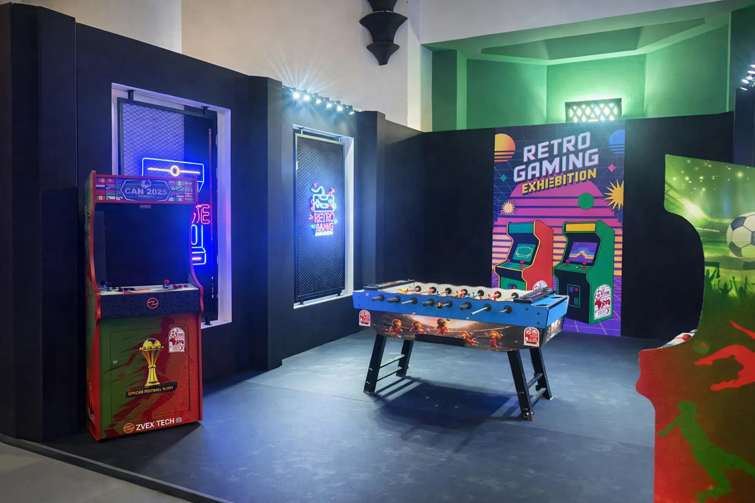 Espace Retro Gaming Exhibition aménagé dans la Fanzone Ezone à Casablanca pour la CAN 2025, avec borne d’arcade rétro, baby-foot et scénographie gaming immersive réalisée par MG Corp.