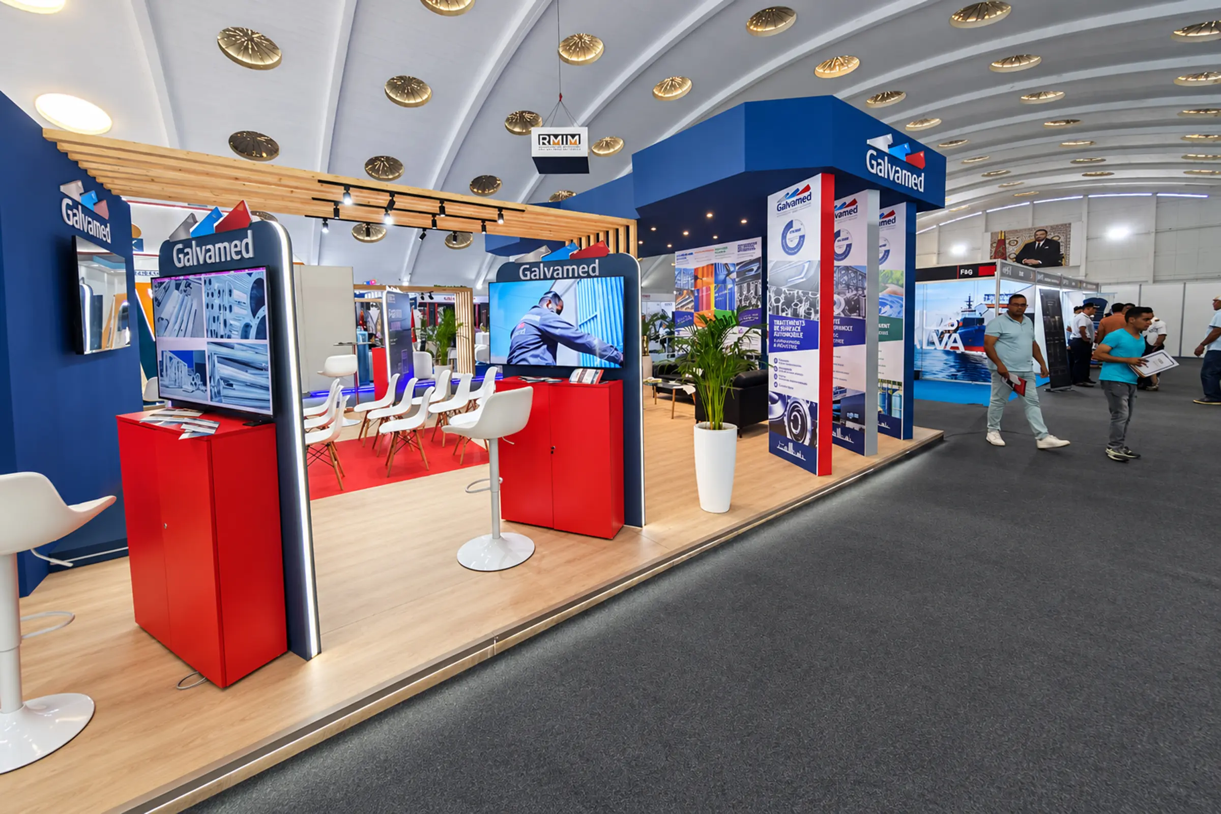 Vue angle droit du stand Galvamed au SISTEP Casablanca 2026, stand professionnel sur mesure à l’architecture moderne et à la signalétique industrielle