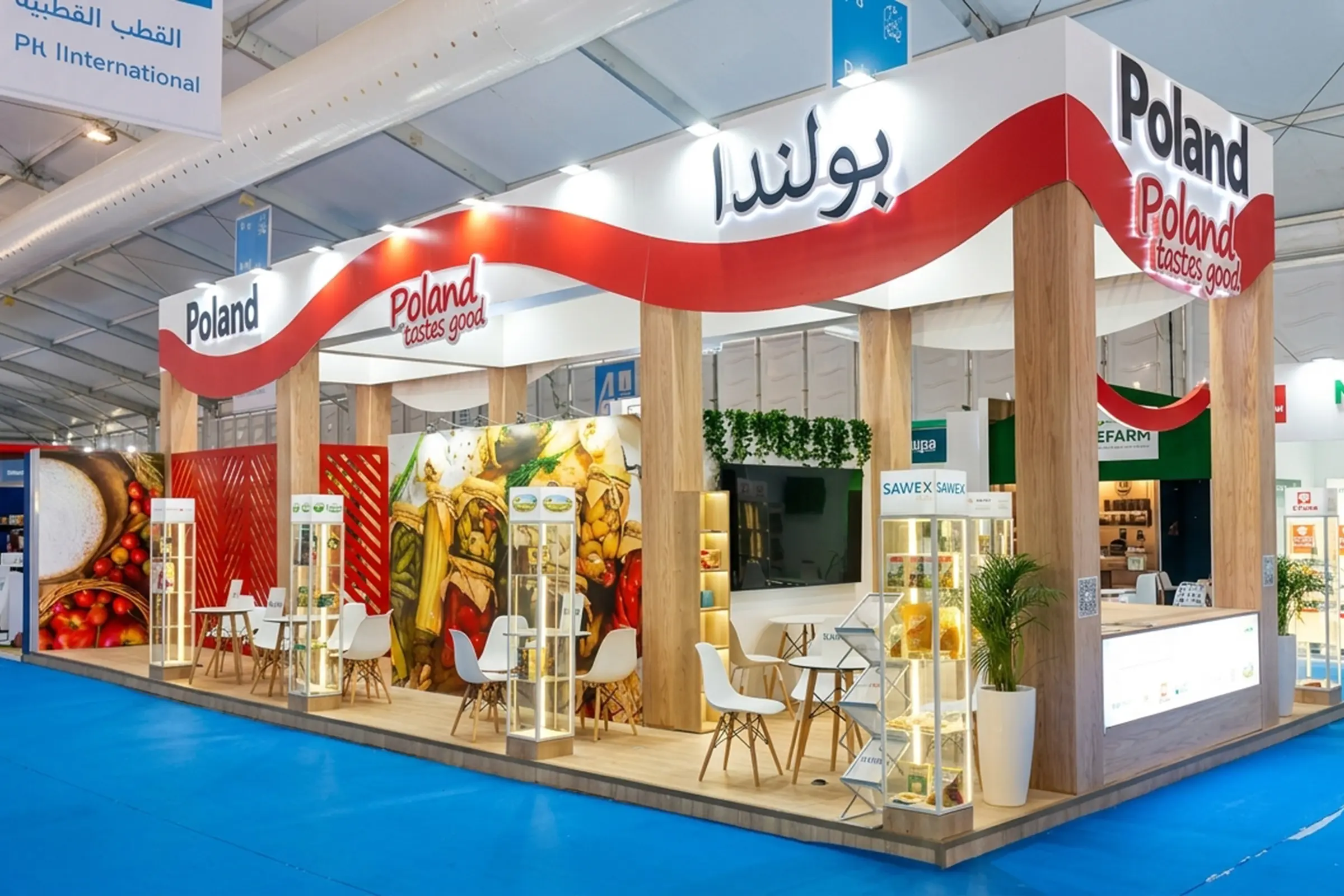 Stand du pavillon polonais au SIAM Meknès 2026, vue extérieure en angle, architecture moderne avec éclairage LED et espaces d’accueil professionnels 