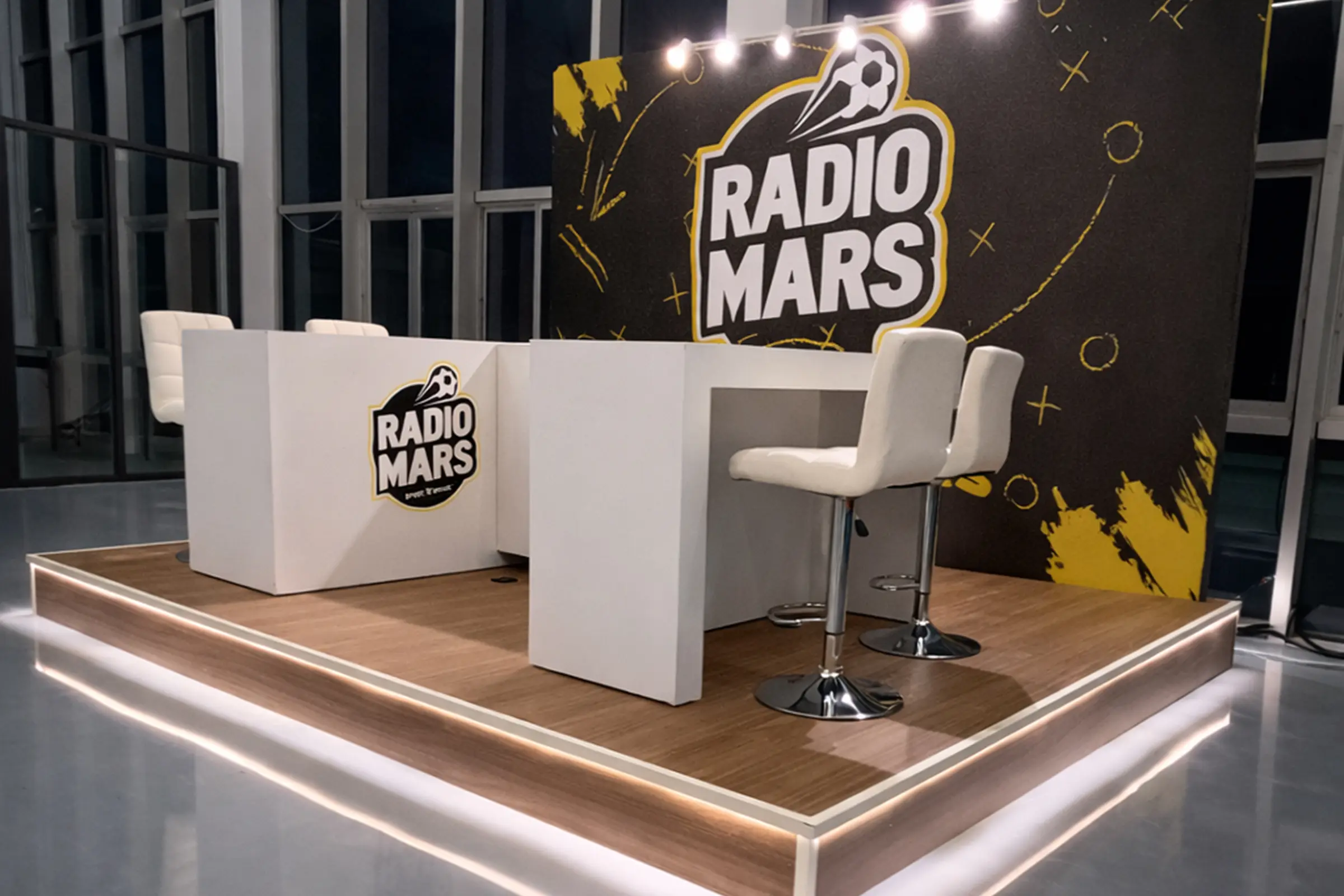 Stand Radio Mars au Moroccan Gaming Expo MGE 2025 à Rabat, vue extérieure en angle, stand d’exposition sur mesure pour le secteur du gaming avec structure architecturale moderne et éclairage LED intégré