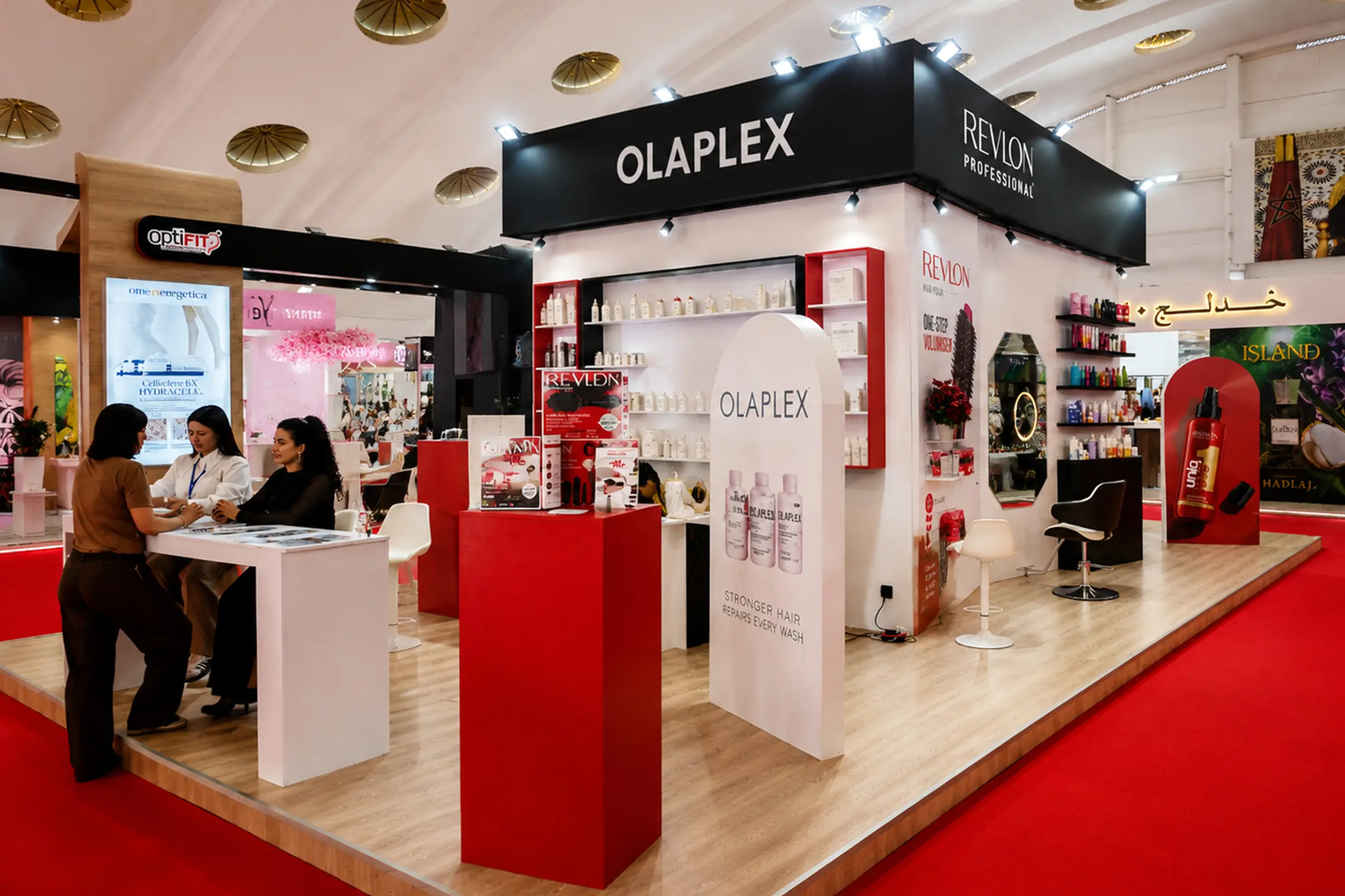 Vue intérieure du stand Revlon, Olaplex, Oribe, K18 au salon Cosmetista Expo Casablanca 2026 , design contemporain, structure ouverte.