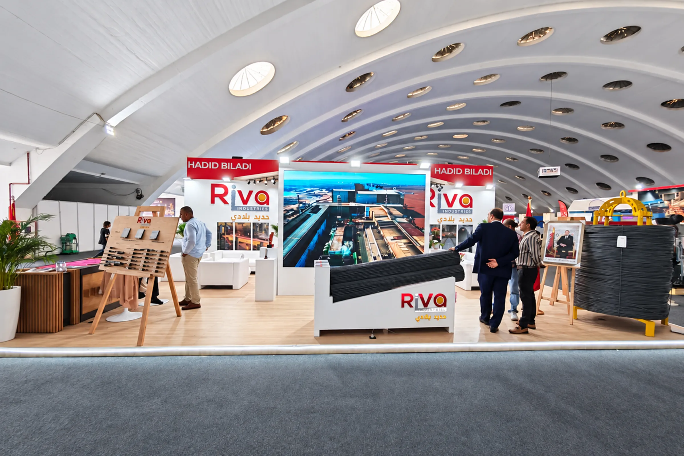 Vue frontale du stand Riva au SISTEP 2026 à Casablanca, structure de stand industriel sur mesure avec espaces de présentation