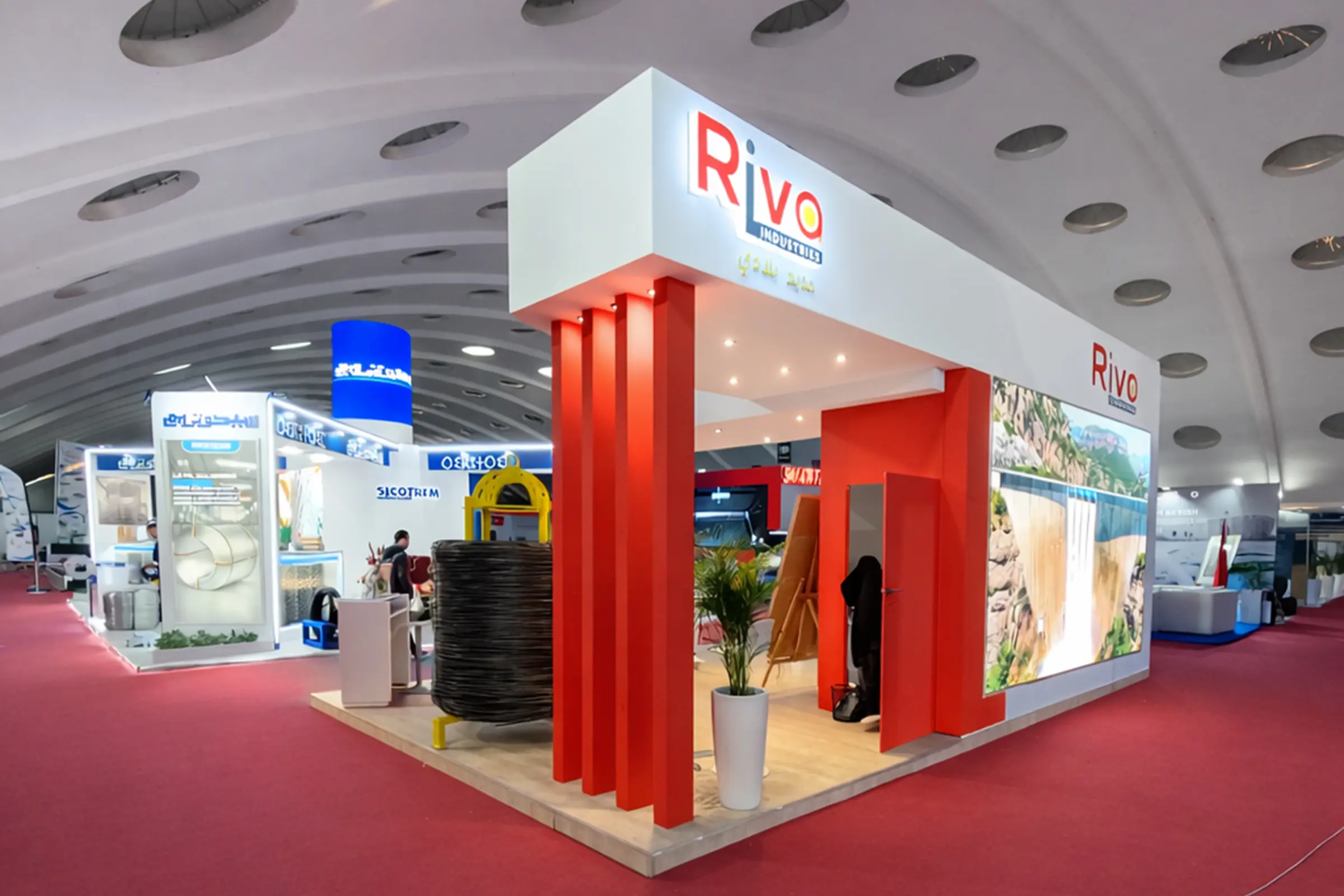 Vue frontale du stand Riva au SISTEP 2025 à Casablanca, stand d’exposition conçu pour les échanges B2B et la présentation de solutions techniques